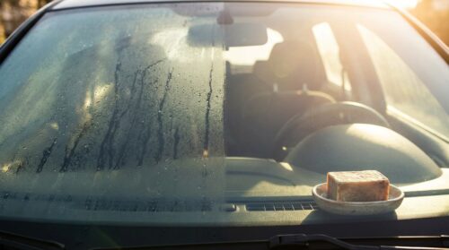 scopri come un comune prodotto da bagno presente in casa può prevenire l'appannamento del parabrezza, migliorando la visibilità e la sicurezza alla guida durante l'inverno.