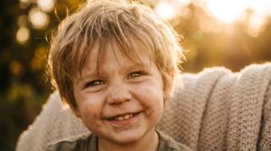 scopri perché, secondo gli esperti di psicologia, i bambini si comportano meglio fuori casa e diventano 'piccoli diavoli' quando tornano, analizzando i comportamenti educativi in diversi contesti.